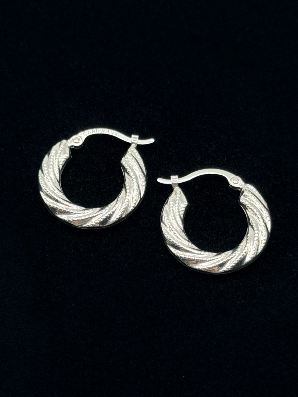 Carla 14K Solid White Gold Swirl Shell Hoop Earrings Petite .47g EUC